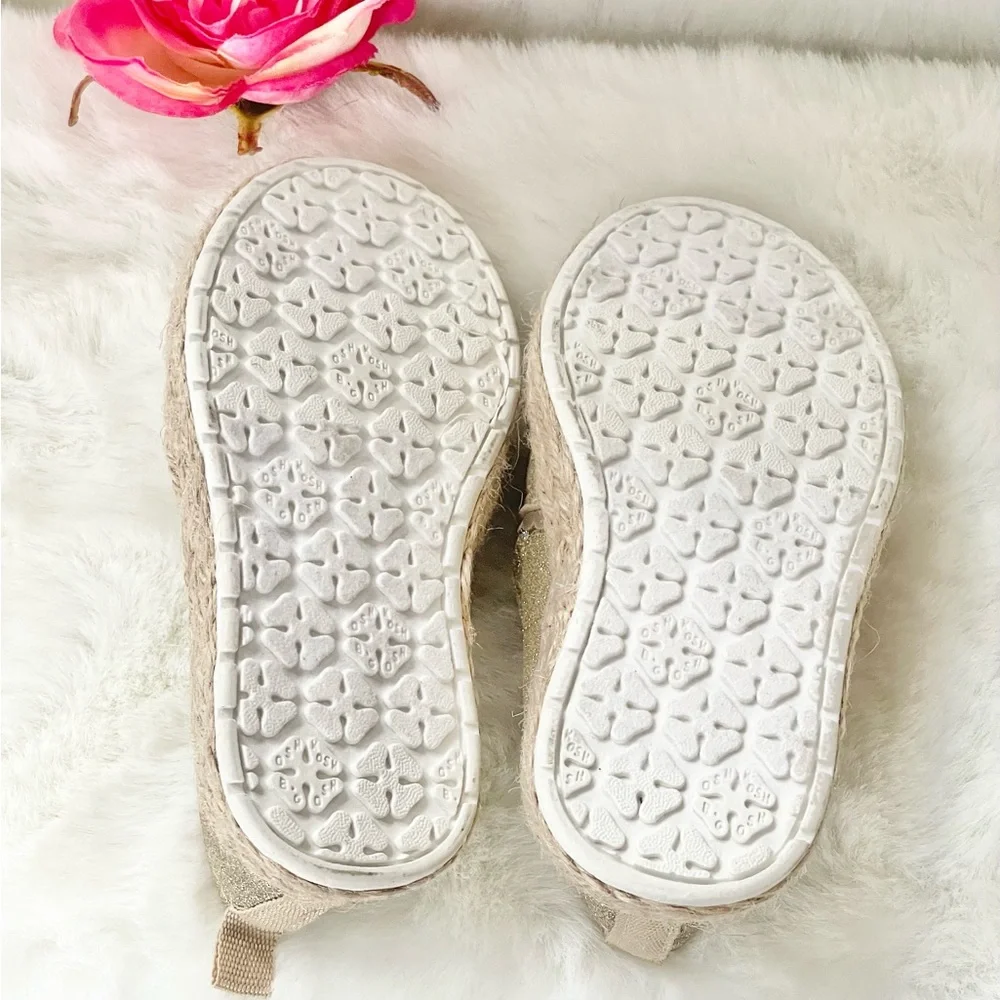 New no tags OSH KOSH B’GOSH GOLD SPARKLY TODDLER SHOES. Wear with dress or jeans